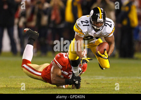 Déc 19, 2011 ; San Francisco, CA, USA ; Pittsburgh Steelers d'utiliser de nouveau Mewelde Moore (21) est abordé par San Francisco 49ers à l'intérieur de secondeur NaVorro Bowman (53) au cours du deuxième trimestre à Candlestick Park. San Francisco Pittsburgh défait 20-3. Banque D'Images