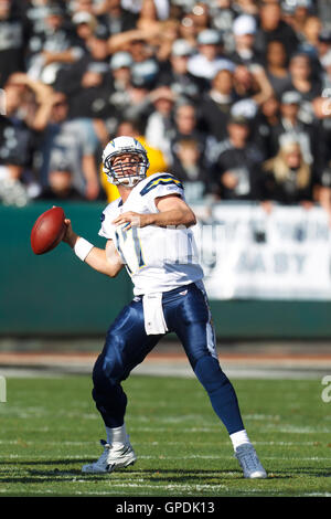 Jan 1, 2012 ; Oakland, CA, USA ; San Diego Chargers quart-arrière philip rivers (17) passe le ballon contre les Oakland Raiders au cours du premier trimestre à o.co Coliseum. Banque D'Images