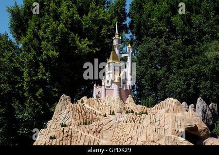 Château afficher sur le Storybook Land Canal Boats ride, Disneyland, Anaheim, Californie, États-Unis d'Amérique Banque D'Images