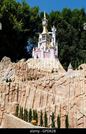 Château afficher sur le Storybook Land Canal Boats ride, Disneyland, Anaheim, Californie, États-Unis d'Amérique Banque D'Images