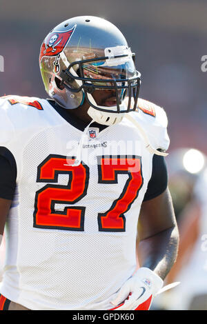 9 octobre 2011 ; San Francisco, CA, États-Unis ; le Running back des Buccaneers de Tampa Bay LeGarrette Blount (27) se réchauffe avant le match contre les 49ers de San Francisco au Candlestick Park. San Francisco bat Tampa Bay 48-3. Banque D'Images