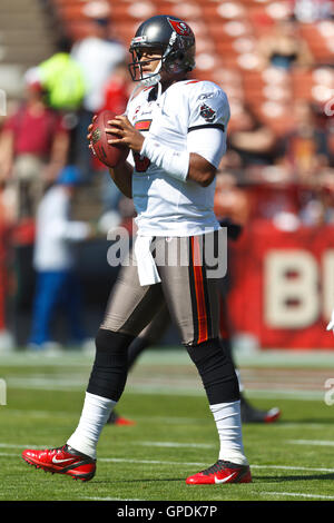 9 octobre 2011 ; San Francisco, CA, États-Unis ; Josh Freeman (5), le quarterback des Buccaneers de Tampa Bay, se réchauffe avant le match contre les 49ers de San Francisco au Candlestick Park. San Francisco bat Tampa Bay 48-3. Banque D'Images