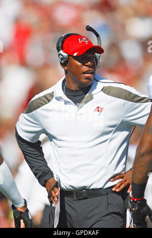 Oct 9, 2011 ; San Francisco, CA, USA ; l'entraîneur-chef de Tampa Bay Buccaneers Raheem Morris à l'écart contre les San Francisco 49ers au cours du deuxième trimestre à Candlestick Park. San Francisco Tampa Bay défait 48-3. Banque D'Images