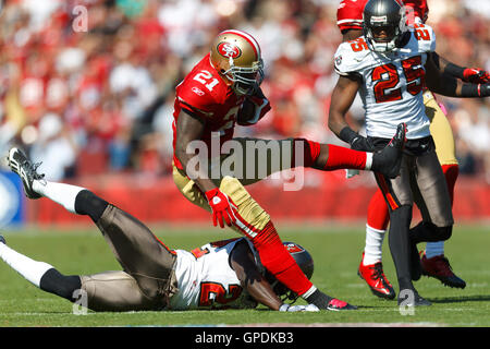 Oct 9, 2011 ; San Francisco, CA, USA ; San Francisco 49ers frank gore running back (21) sauts sur Tampa Bay Buccaneers strong safety larry asante (22) au cours du deuxième trimestre à candlestick park. Banque D'Images