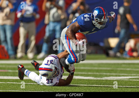 Oct 16, 2011 ; East Rutherford, NJ, USA, New York Giants running back Ahmad Bradshaw (44) est abordé par la sécurité forte Buffalo Bills George Wilson (37) au cours du deuxième trimestre au stade MetLife. New York battu Buffalo 27-24. Banque D'Images