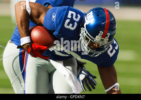 16 octobre 2011 ; East Rutherford, NJ, États-Unis ; le cornerback des Giants de New York Corey Webster (23 ans) intercepte une passe contre les Bills de Buffalo au troisième quart-temps au MetLife Stadium. New York bat Buffalo 27-24. Banque D'Images