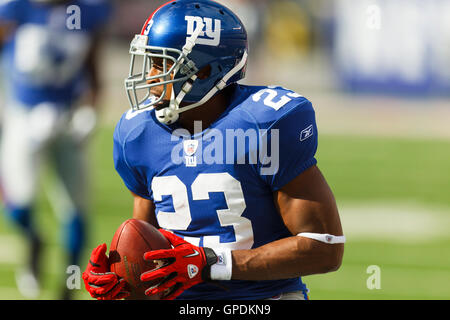 16 octobre 2011 ; East Rutherford, NJ, États-Unis ; le cornerback des Giants de New York Corey Webster (23 ans) intercepte une passe contre les Bills de Buffalo au troisième quart-temps au MetLife Stadium. New York bat Buffalo 27-24. Banque D'Images