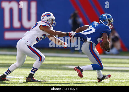 Oct 16, 2011 ; East Rutherford, NJ, USA ; coffre fort buffalo bills George Wilson (à gauche) tire sur le maillot de new york giants wide receiver victor cruz (80) au cours du troisième trimestre au stade metlife. new york buffalo défait 27-24. Banque D'Images