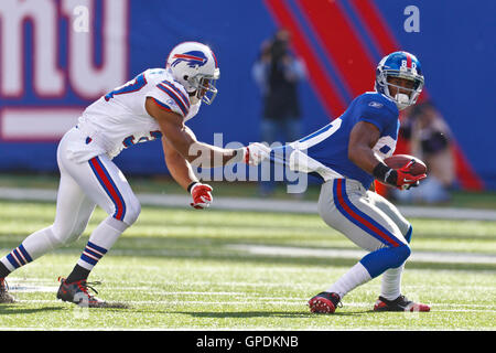 Oct 16, 2011 ; East Rutherford, NJ, USA ; coffre fort buffalo bills George Wilson (à gauche) tire sur le maillot de new york giants wide receiver victor cruz (80) au cours du troisième trimestre au stade metlife. new york buffalo défait 27-24. Banque D'Images