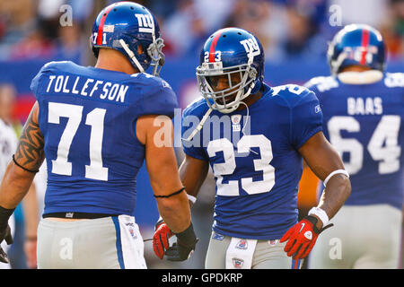 Oct 16, 2011 ; East Rutherford, NJ, USA, New York Giants Corey évoluait Webster (23) est félicité par défensive fin Dave Tollefson (71) après l'interception d'une passe contre les Bills de Buffalo au cours du quatrième trimestre au stade MetLife. New York défait Banque D'Images