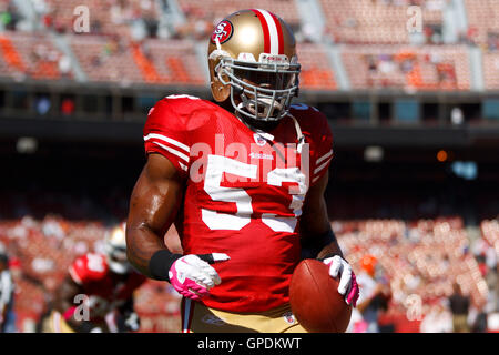 Oct 30, 2011 ; San Francisco, CA, USA ; San Francisco 49ers à l'intérieur de secondeur NaVorro Bowman (53) se réchauffe avant le match contre les Browns de Cleveland au Candlestick Park. San Francisco a battu Cleveland 20-10. Banque D'Images