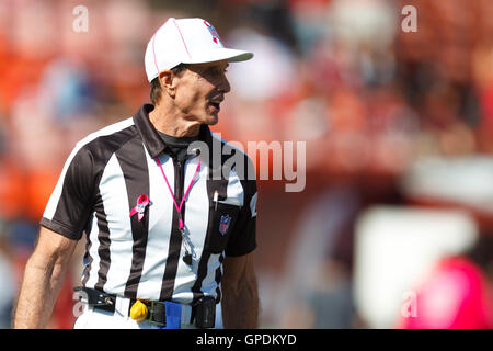 Oct 30, 2011 ; San Francisco, CA, USA ; arbitre NFL Bill Leavy (127) sur le terrain avant le match entre les San Francisco 49ers et les Cleveland Browns à Candlestick Park. San Francisco a battu Cleveland 20-10. Banque D'Images