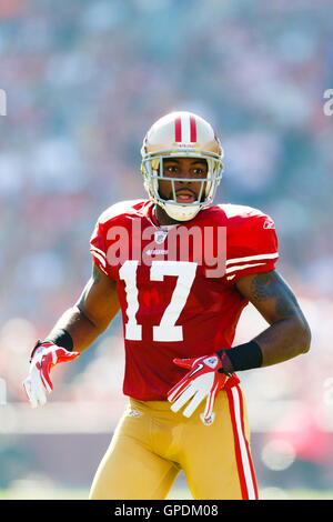 Oct 30, 2011 ; San Francisco, CA, USA ; San Francisco 49ers receveur Braylon Edwards (17) avant qu'un jouer contre les Browns de Cleveland au cours du premier trimestre à Candlestick Park. San Francisco a battu Cleveland 20-10. Banque D'Images
