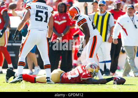 Oct 30, 2011 ; San Francisco, CA, USA ; San Francisco 49ers receveur Braylon Edwards (17) atteint pour l'utilisation des verges après un de la réception de la passe en face de Sheldon Brown évoluait Cleveland Browns (24) au cours du premier trimestre à Candlestick Park. Banque D'Images