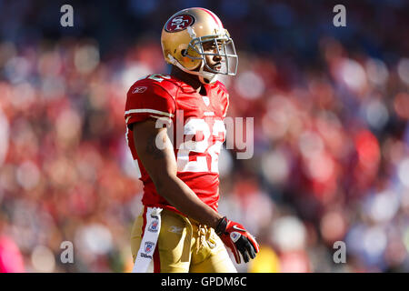 Oct 30, 2011 ; San Francisco, CA, USA ; San Francisco 49ers Carlos évoluait Rogers (22) avant qu'un jouer contre les Browns de Cleveland au cours du quatrième trimestre à Candlestick Park. San Francisco a battu Cleveland 20-10. Banque D'Images