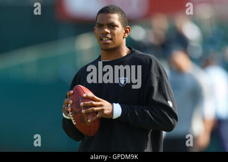 Nov 6, 2011 ; Oakland, CA, USA ; Oakland Raiders quarterback Terrelle Pryor (6) se réchauffe avant le match contre les Broncos de Denver à O.co Coliseum. Oakland Denver battu 38-24. Banque D'Images