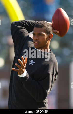 Nov 6, 2011 ; Oakland, CA, USA ; Oakland Raiders quarterback Terrelle Pryor (6) se réchauffe avant le match contre les Broncos de Denver à O.co Coliseum. Banque D'Images