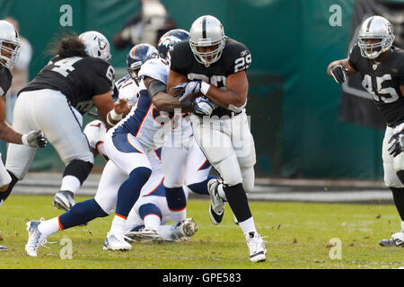 Nov 6, 2011 ; Oakland, CA, USA ; Oakland Raiders running back Michael Bush (29) les joncs, champ contre les Broncos de Denver au cours du premier trimestre chez O.co Coliseum. Banque D'Images