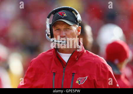 Nov 20, 2011 ; San Francisco, CA, USA ; Arizona Cardinals entraîneur Ken Whisenhunt en marge contre les San Francisco 49ers au cours du deuxième trimestre à Candlestick Park. Banque D'Images