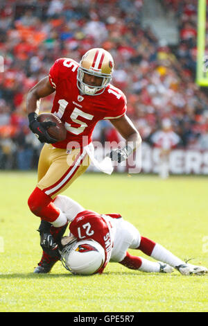 Michael Crabtree des 49ers de San Francisco (15) est attaqué par Jacob ...