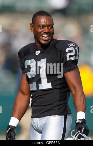 Nov 27, 2011 ; Oakland, CA, USA ; Oakland Raiders Lito évoluait Sheppard (21) se réchauffe avant le match contre les ours de Chicago à O.co Coliseum. Banque D'Images