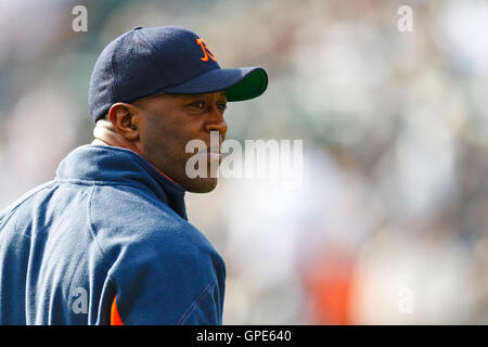 Nov 27, 2011 ; Oakland, CA, USA ; l'entraîneur-chef chicago bears lovie smith montres son équipe réchauffer avant le match contre les raiders d'Oakland à o.co Coliseum. Banque D'Images