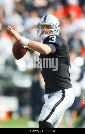 Nov 27, 2011 ; Oakland, CA, USA ; Oakland Raiders quart-arrière Carson Palmer (3) passe le ballon contre l'ours de Chicago au cours du premier trimestre chez O.co Coliseum. Banque D'Images