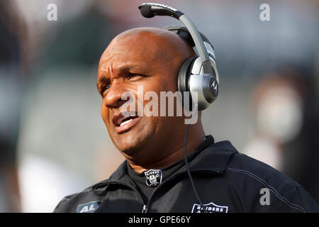 Nov 27, 2011 ; Oakland, CA, USA ; Oakland Raiders entraîneur en chef Hue Jackson sur la touche contre l'ours de Chicago au cours du premier trimestre chez O.co Coliseum. Banque D'Images