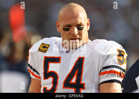 Nov 27, 2011 ; Oakland, CA, USA ; Chicago Bears milieu linebacker Brian Urlacher (54) à l'écart contre les Raiders d'Oakland au cours du quatrième trimestre à l'O.co Coliseum. Oakland Chicago défait 25-20. Banque D'Images