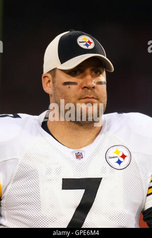 Déc 19, 2011 ; San Francisco, CA, USA ; Pittsburgh Steelers quarterback Ben Roethlisberger (7) se réchauffe avant le match contre les San Francisco 49ers à Candlestick Park. Banque D'Images