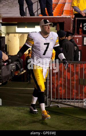 Déc 19, 2011 ; San Francisco, CA, USA ; Pittsburgh Steelers quarterback Ben Roethlisberger (7) entre dans le champ avant le match contre les san Francisco 49ers à candlestick park de san francisco. pittsburgh défait 20-3. Banque D'Images