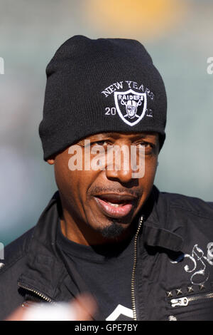 1er janvier 2012 ; Oakland, CA, Etats-Unis ; artiste-enregistrement M.C. Hammer sur la touche avant le match entre les Oakland Raiders et les San Diego Chargers au O.co Coliseum. Banque D'Images