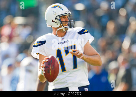 Jan 1, 2012 ; Oakland, CA, USA ; San Diego Chargers quart-arrière Philip Rivers (17) se réchauffe avant le match contre les Raiders d'Oakland à O.co Coliseum. Banque D'Images