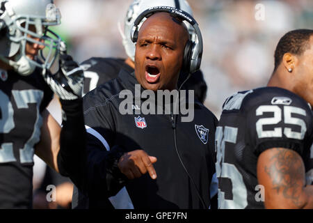 Jan 1, 2012 ; Oakland, CA, USA ; Oakland Raiders entraîneur en chef hue Jackson sur la touche contre les San Diego Chargers au cours du premier trimestre à o.co Coliseum. Banque D'Images