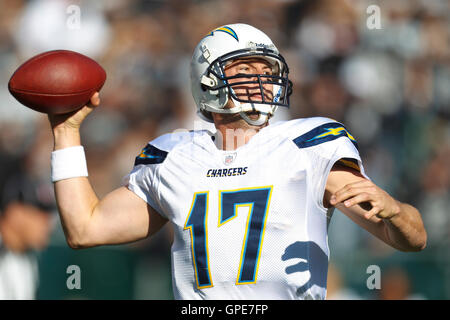 Jan 1, 2012 ; Oakland, CA, USA ; San Diego Chargers quart-arrière philip rivers (17) passe le ballon contre les Oakland Raiders au cours du premier trimestre à o.co Coliseum. Banque D'Images