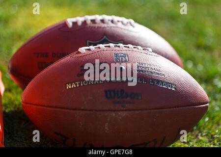 Jan 1, 2012 ; Oakland, CA, USA ; vue détaillée de deux ballons de football NFL sur le terrain avant le match entre les Oakland Raiders et les Chargers de San Diego à O.co Coliseum. San Diego Oakland défait 38-26. Banque D'Images