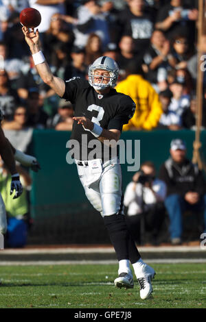 Jan 1, 2012 ; Oakland, CA, USA ; Oakland Raiders quart-arrière Carson Palmer (3) passe le ballon contre les San Diego Chargers au cours du deuxième trimestre à O.co Coliseum. Banque D'Images