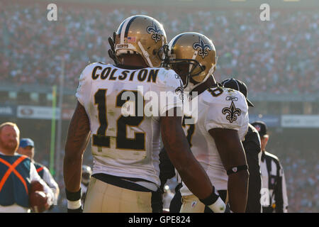 Jan 14, 2012 ; San Francisco, CA, USA, New Orleans Saints receveur Marques Colston (12) est félicité par le receveur Adrian Arrington (87) après avoir marqué un touché contre les San Francisco 49ers au cours du deuxième trimestre de la NFC 2011 divisio Banque D'Images