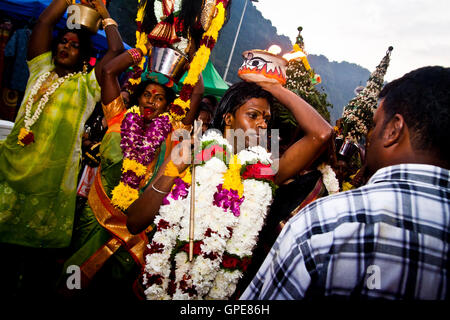 Les participants à la procession en transe au festival Thaipusam, grottes de Batu, la Malaisie. Banque D'Images
