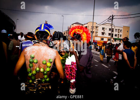 Les participants à la procession au festival Thaipusam, grottes de Batu, la Malaisie. Banque D'Images