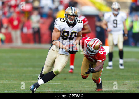 Jan 14, 2012 ; San Francisco, CA, USA, New Orleans Saints tight end Jimmy Graham (80) joncs passé San Francisco 49ers à l'intérieur de secondeur NaVorro Bowman (53) au cours du troisième trimestre de 2011 les séries éliminatoires de la division NFC au Candlestick Park. San Francisco Banque D'Images