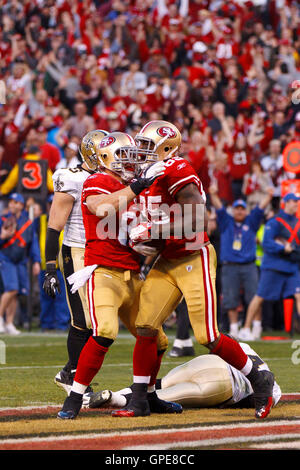 14 janvier 2012 ; San Francisco, CA, États-Unis ; San Francisco 49ers Tight End Vernon Davis (85) est félicité par le Tight End Justin Peelle (81) après avoir marqué le touchdown gagnant du match contre les Saints de la Nouvelle-Orléans au quatrième quart-temps de la divisi NFC 2011 Banque D'Images