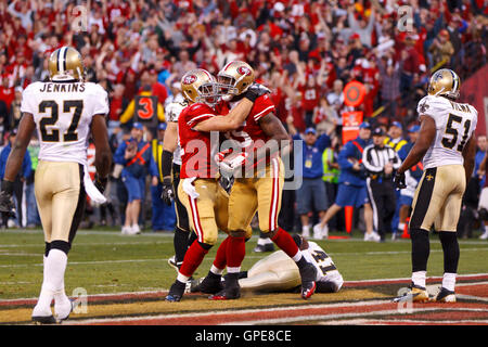 14 janvier 2012 ; San Francisco, CA, États-Unis ; San Francisco 49ers Tight End Vernon Davis (85) est félicité par le Tight End Justin Peelle (81) après avoir marqué le touchdown gagnant du match contre les Saints de la Nouvelle-Orléans au quatrième quart-temps de la divisi NFC 2011 Banque D'Images