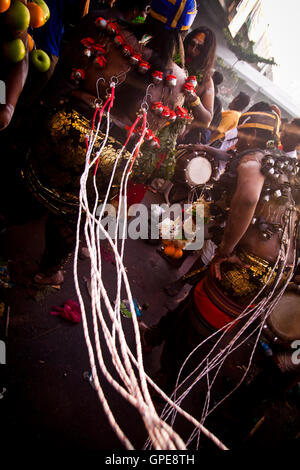 Kavadi porteurs se préparer à la procession au festival Thaipusam, grottes de Batu, la Malaisie. Banque D'Images