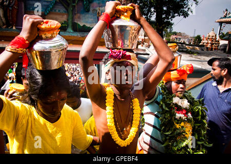 Kavadi porteurs sur les marches à l'Thaipusam festival, les grottes de Batu, la Malaisie. Banque D'Images
