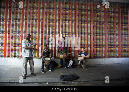 Bande de jouer de la musique africaine sous le pont de chemin de fer sur Portobello Road le dimanche le 28 août 2016 à Notting Hill Carnival dans l'ouest de Londres. Une célébration de la culture des Caraïbes / Antilles et le plus grand parti de la rue, festival et défilé. Revelers viennent par centaines de milliers pour s'amuser, danser, boire et laisser aller dans la brillante atmosphère. Il est dirigé par des membres de la West Indian / Communauté des Caraïbes, en particulier le trinidadien et Tobagonian population britannique, dont beaucoup ont vécu dans la région depuis les années 1950. Le carnaval a attiré jusqu'à 2 millions de personnes dans le pas Banque D'Images