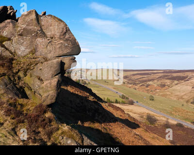 Un 'face' dans les roches Ramshaw, une crête qui domine la pierre meulière A53 près de poireau dans le parc national de Peak District, Staffordshire Banque D'Images