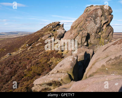 Ramshaw Rocks - pierre meulière une crête qui domine la A53 entre le poireau & Buxton, dans le parc national de Peak District, Staffordshire Banque D'Images