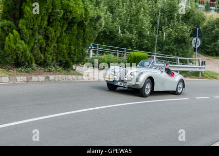 Scena, Italie - Juillet 08, 2016 : Jaguar XK 120 OTS SE Scena Road en direction de Scena village Banque D'Images