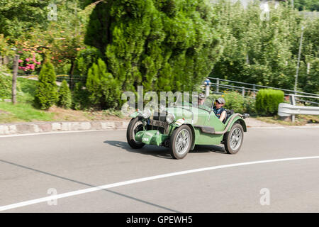 Scena, Italie - Juillet 08, 2016 : MG J2 sur la Scena Road en direction de Scena village Banque D'Images